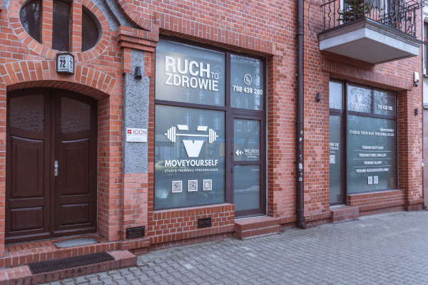 Wejście do budynku - widok z zewnątrz